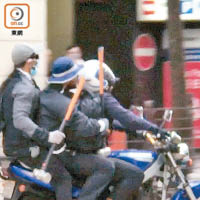 三名南亞匪騎電單車以鐵錘扑爆玻璃櫥窗，擸走一批價值二千四百萬元鑽飾。