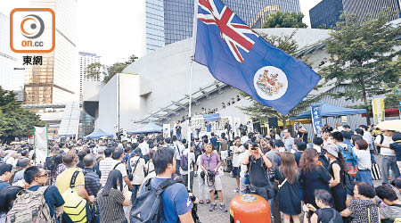 示威常客「美國隊長」容偉業在場高舉及揮舞港英旗幟。（羅錦鴻攝）