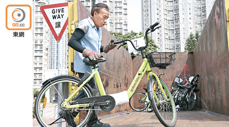 共享單車違泊問題嚴重，政府多個部門昨聯合行動清理。（吳艷玲攝）