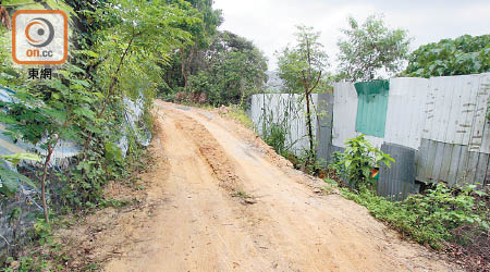 「自然保育區」的土地，長約六百呎的路上，有非法挖掘及傾倒泥土問題。