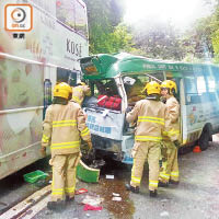 消防員設法救出被困小巴司機。