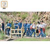 消防員於西貢登山拯救求助人士。