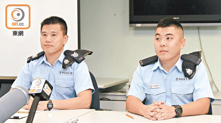 警長馮嘉樂（左）及警員李毅源（右）講述救人經過。（馮溢華攝）