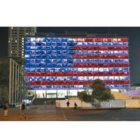 以色列<br>特拉維夫的市政廳外牆，亮起美國國旗以示支持。