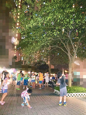 市民把螢光棒當寶牒，肆意拋向「許願樹」。（互聯網圖片）