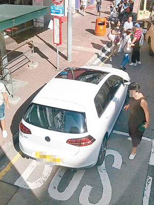 女司機將車泊在巴士站，被嘲「世界級停車」，惹網民不滿。（Fb群組「Tai Po 大埔」影片截圖）