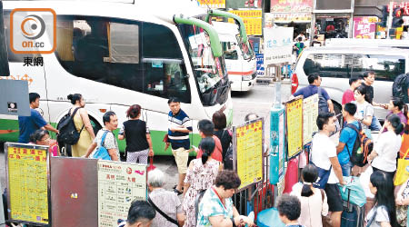 香港<br>提早出現的塞車令直通巴行車時間有所延長。（朱先儒攝）