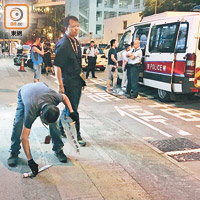 探員在現場調查，並檢走一把七孔開山刀。（鄺祖貽攝）