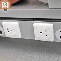 高鐵列車座椅下方設有多種制式的電源插座，有市民認為應加設USB充電插座。