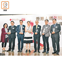 香港紅十字會昨向七名於不同崗位上體現人道精神的人士頒發「香港人道年獎」。