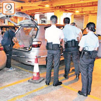 荃灣<br>警方在現場調查事主私家車。（黃子喬攝）