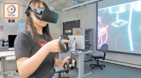 視覺藝術院設有先進的虛擬實境器材，讓學生試用。（浸大提供）