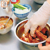 「煮婦」會先作簡單調味，方便客人其後按個人口味再添加調味料。