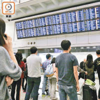 香港快運突然取消十八班航班，大批旅客受影響。