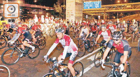 單車手昨晨五時半從尖沙咀梳士巴利道出戰五十公里賽。（袁志豪攝）