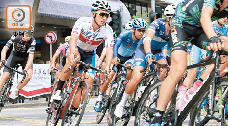 香港單車手梁峻榮（左二）出賽UCI巡迴賽賽事。