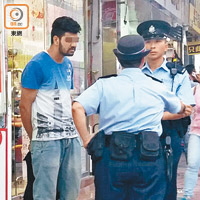 深水埗<br>涉盜竊印度漢（左）被警員拘捕。（趙瑞麟攝）