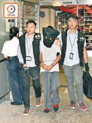 疑犯被押返葵涌邨寓所搜查。（梁鑫文攝）