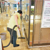 清潔工人事故後忙於清理公共空間的積水。（受訪者提供）