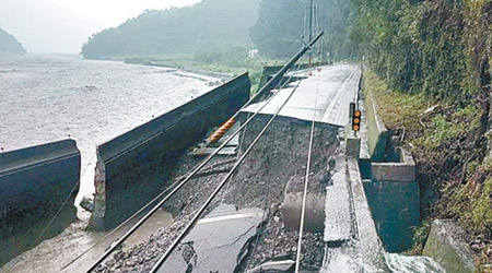宜蘭暴雨致蘭陽溪溪水暴漲，牛鬥橋段路基被掏空。（互聯網圖片）