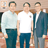 單日堅（左起）同陳國基細個都愛踢波，旁為教育局局長楊潤雄。