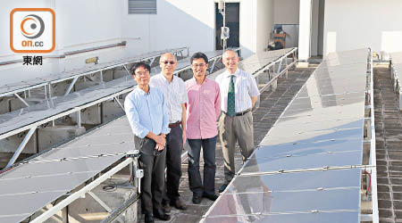 陳名華（左三）展示智能化太陽能項目成果。（吳艶玲攝）