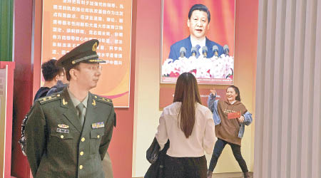 北京<br>不少民眾參觀十九大展覽，現場保安嚴密。（美聯社圖片）