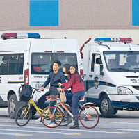 會場外停泊多輛警車。（美聯社圖片）