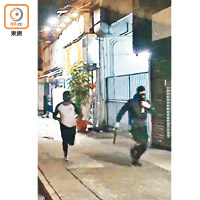 閉路電視拍攝到兩名刀手逃走。（讀者提供）