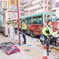 私家車在窩打老道撞小巴後剷上行人路，警員封鎖現場調查。（左錦鴻攝）