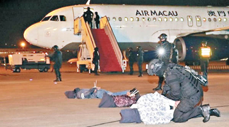 澳門機場昨日舉行反劫機演習，所有乘客和機組人員獲救，劫機者被逮捕。（澳門新聞局圖片）
