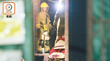 消防員在(車立)槽發現失蹤工人的屍體。（袁以諾攝）