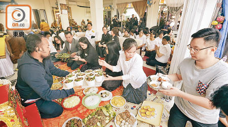 居港泰人向閉關三個月的僧人提供飯菜，迎接他們出關。（何天成攝）