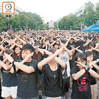 陳寶生暗批港府在回歸後推行國教不力，圖為學界早年的反國教集會。