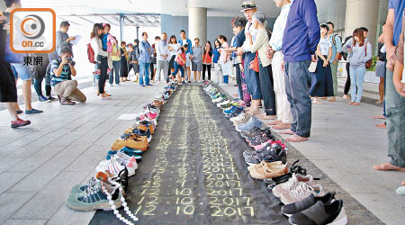 團體成員早前脫下七十四雙鞋（象徵孩子）赤足請願，促請港府正視學童自殺。