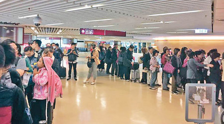 大批國泰乘客滯留台北機場多時仍未能上機。（互聯網圖片）