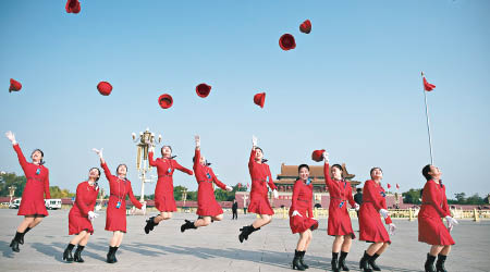 十九大圓滿結束，大會接待人員拋帽慶祝。