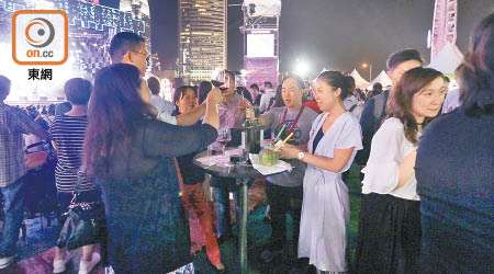 明天開始的香港美酒佳餚巡禮，入場人士於戶外可繼續用玻璃杯品酒。（資料圖片）