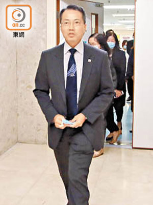 警務處副處長劉業成到醫院探望受傷警員。（冼耀華攝）