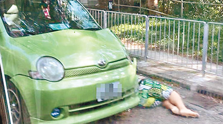 被撞男子倒臥車旁。（互聯網圖片）