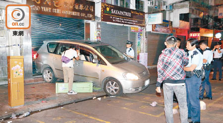 涉案車倒後撞毀金舖捲閘。（梁國雄攝）