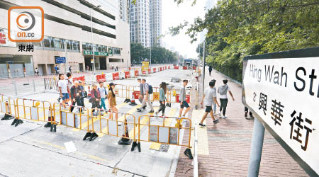 深水埗<br>昨日<br>長沙灣道與荔枝角道之間的興華街有部分行車線遭圍封多年。（何天成攝）