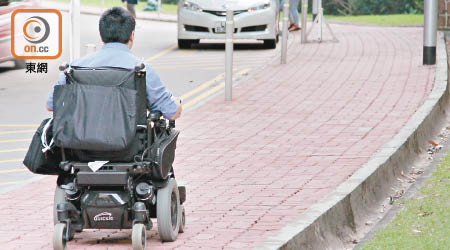 腦癱Jacky一度退學<br>Jacky憶述，在香港公開大學讀書時，每日都要用電動輪椅行走三十分鐘的斜路，才可到達教室。