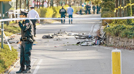 車輛剷上單車徑及行人路，遺下多輛損壞的單車。（美聯社圖片）