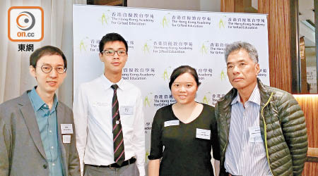 黃子峯（左二）得到陳鈞傑（左一）啟發，奪國際化學比賽銀牌。（黃金棋攝）