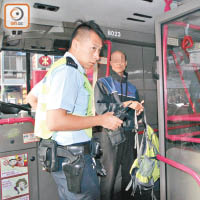 車長在車上接受調查。（郭垂垂攝）