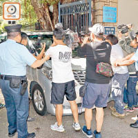郭永鴻獲准保釋候查，乘七人車離開警署時有大批記者拍攝。