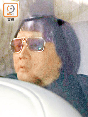 郭永鴻在七人車上戴上太陽眼鏡，一臉呆滯。（陳德賢攝）
