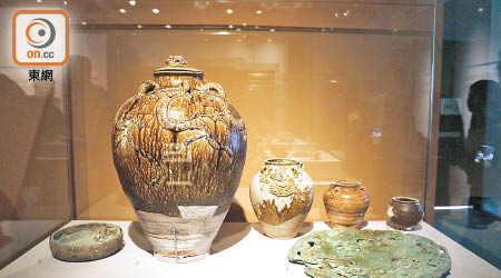 重點展品「褐釉堆塑龍紋六龍繫陶蓋甕」（左二）的肩、腹部貼塑六條龍紋。