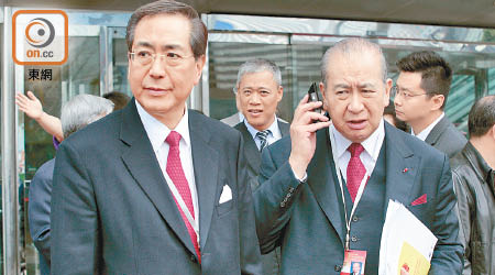 李國寶（右）與弟弟李國章（左）均活躍於本港政界。
